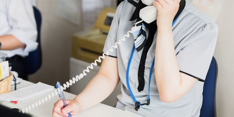 電話対応中の女性