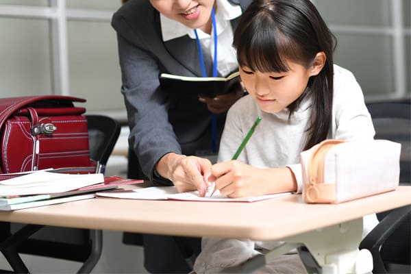 学習する小学生
