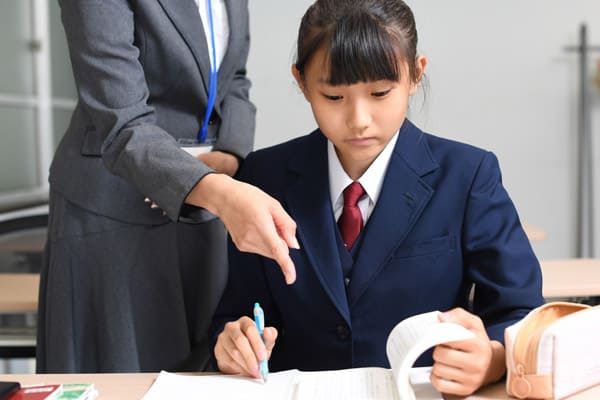 学習する中学生